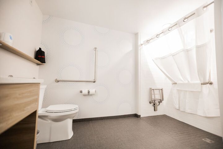 Room 25 of 38
