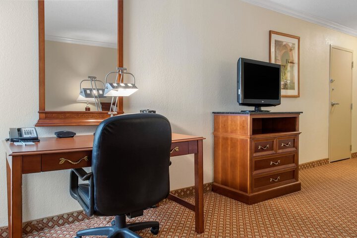 Room 10 of 32