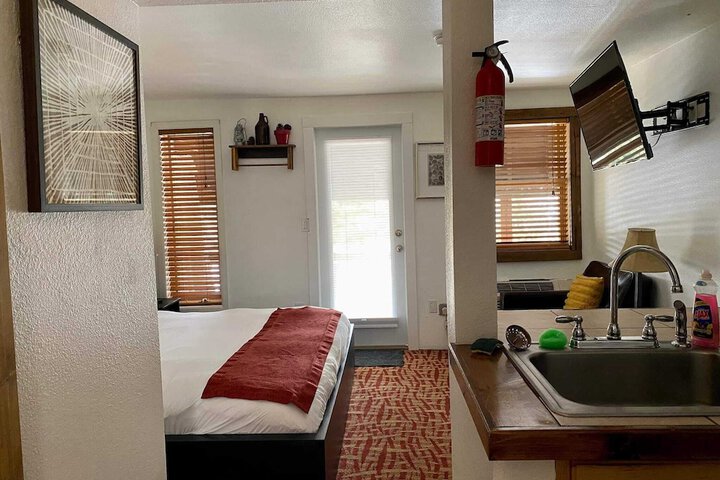 The Green Mountain Falls Lodge