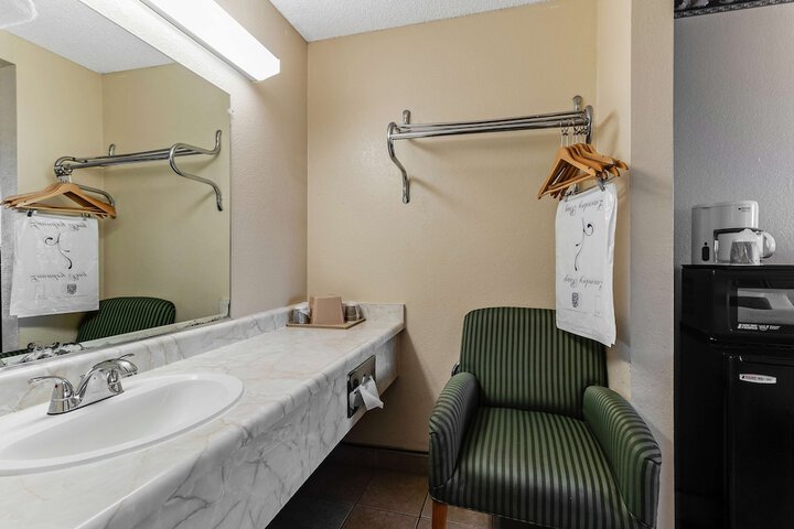 Room 17 of 28