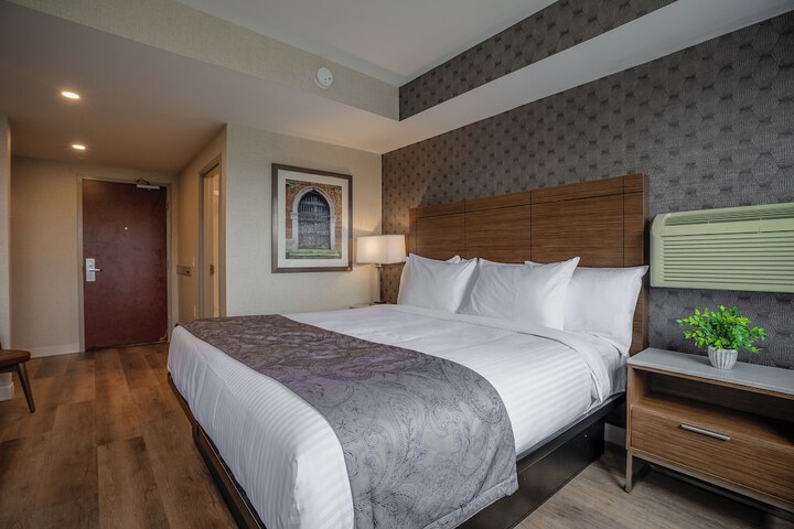 Monte Carlo Inn Oakville Suites