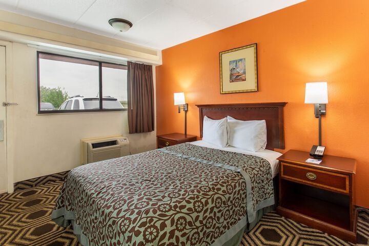 Room 7 of 12