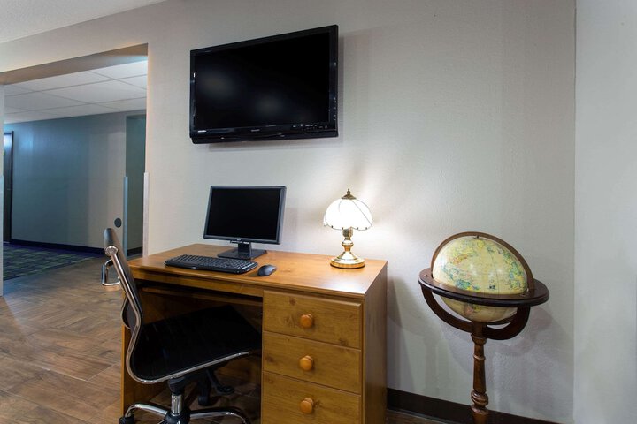Super 8 by Wyndham Cromwell / Middletown