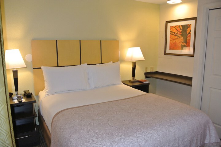 Room 13 of 36