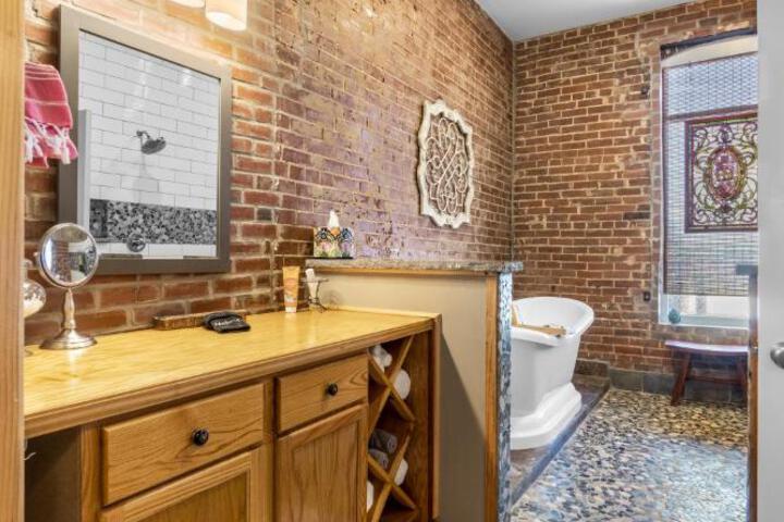 Downtown Loft Amazing Bath Tub & Shower #9