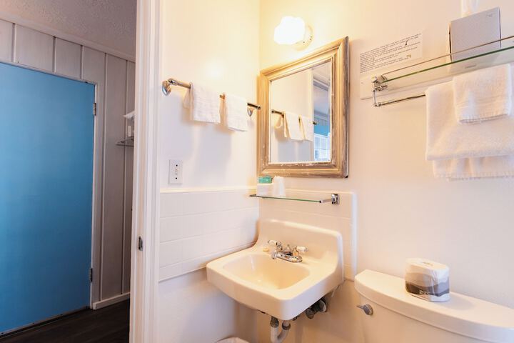 Tillicum Beach Motel (Deanes Oceanfront Lodge)