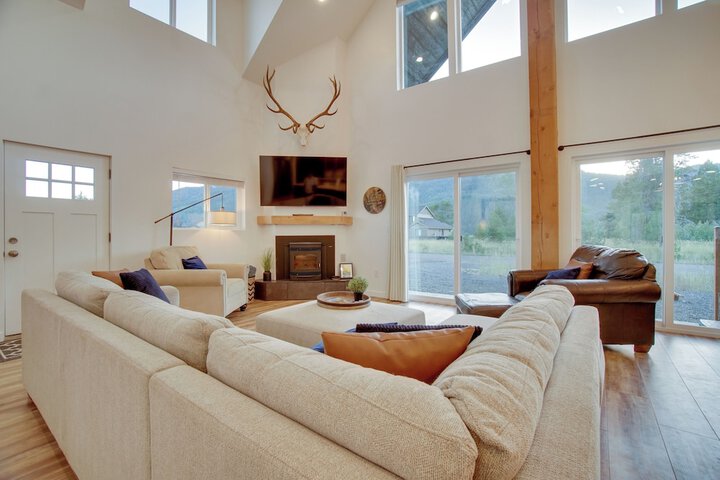 Modern Donnelly Cabin w / Private Hot Tub