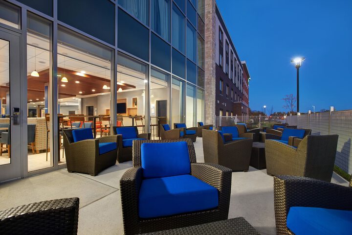 Holiday Inn Express & Suites Milwaukee - Brookfield by IHG
