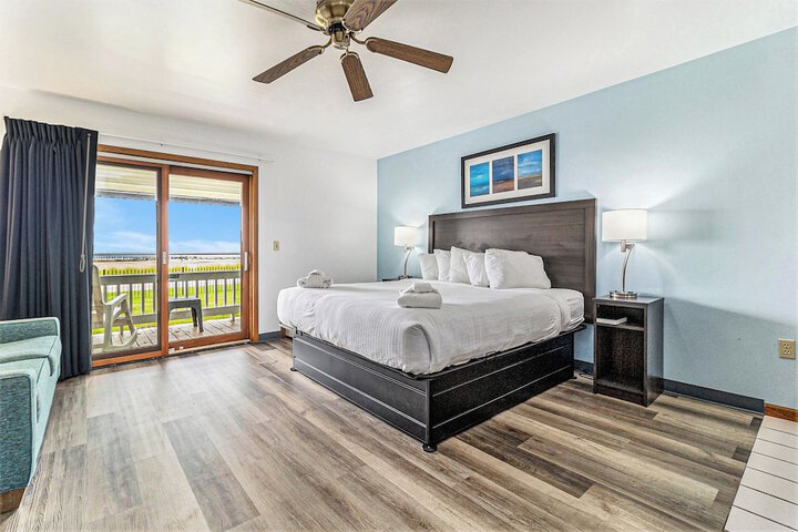 Snyders Shoreline Inn