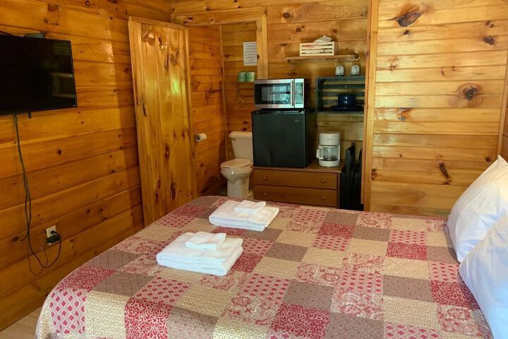 Pine Crest Motel & Cabins