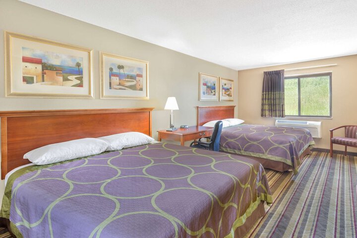 Super 8 by Wyndham Tilton / Lake Winnipesaukee