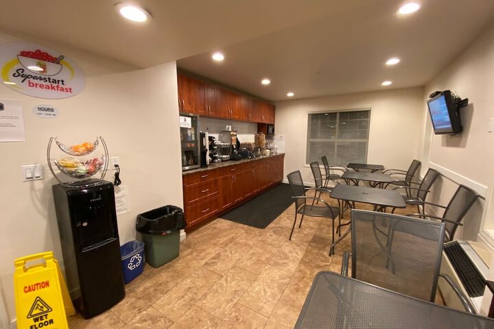 Super 8 by Wyndham 100 Mile House