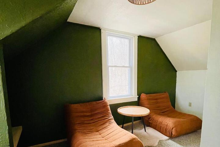 Cozy Cottage with Jacuzzi Sauna, Fire Pit and Reading Nook!