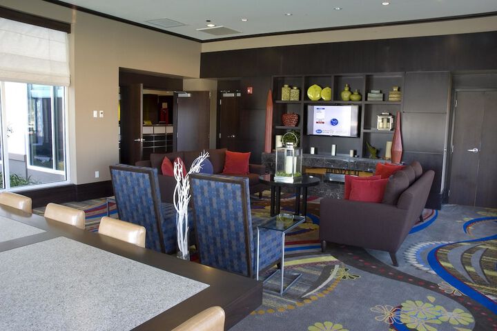 Lounge 45 of 51
