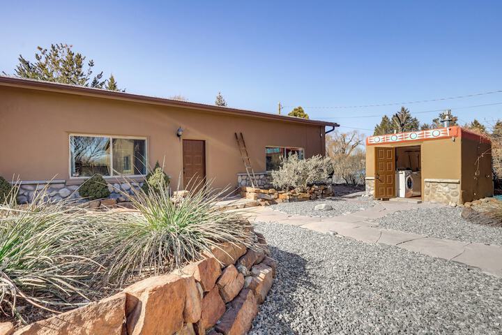 Artsy Studio w / Patio: 25 Mi to Santa Fe