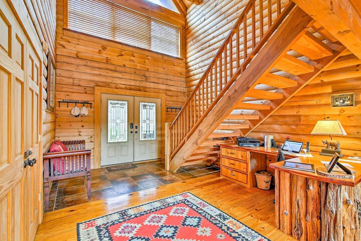 Lake Hartwell Lodge w / Dock Theater + Hot Tub!