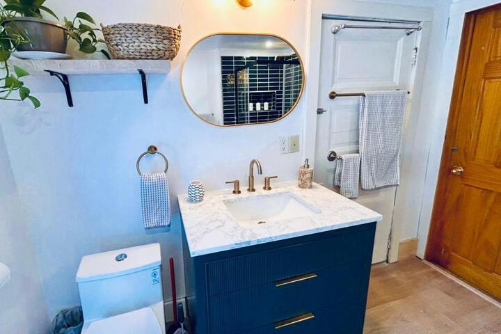 Cozy Cottage with Jacuzzi Sauna, Fire Pit and Reading Nook!