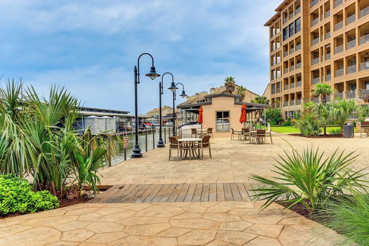 Lake LBJ Condo w / Private Balcony Lake Views