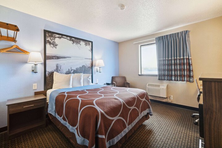 Super 8 by Wyndham Kenosha / Pleasant Prairie