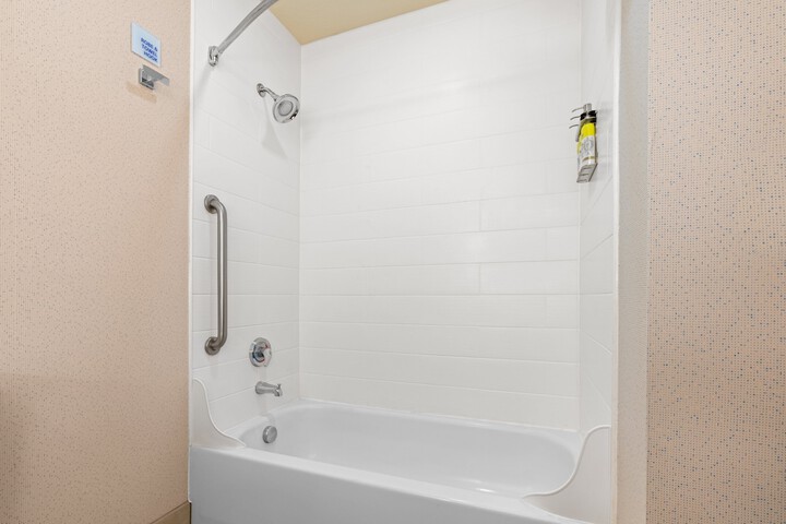 Holiday Inn Express & Suites Klamath Falls Central by IHG