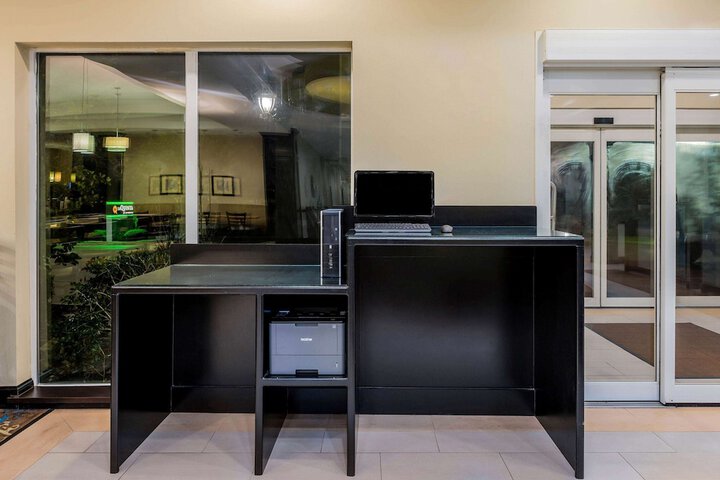 La Quinta Inn & Suites by Wyndham Marshall