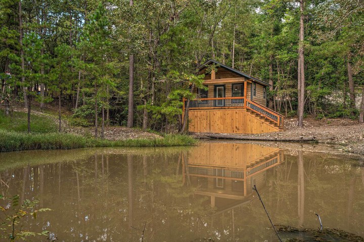 Romantic Broken Bow Cabin w / Jacuzzi & Fire Pit!