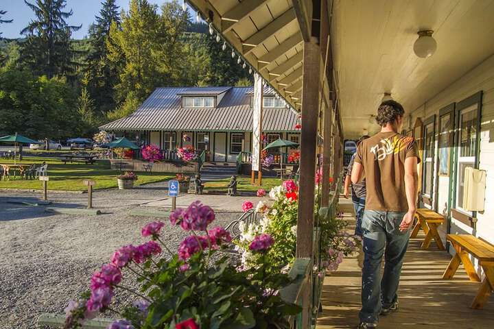 Whittakers Motel & Historic Bunkhouse