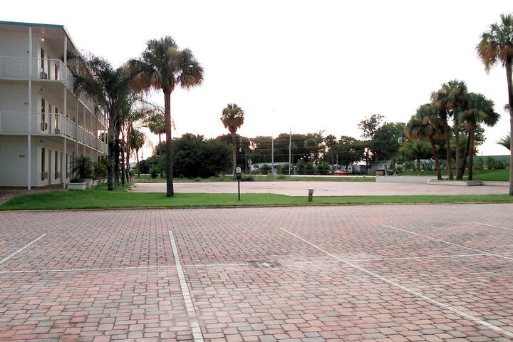 Lakeshore Resort and Marina