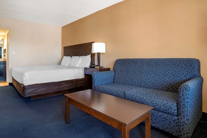 Room 16 of 40