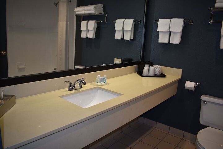 Room 6 of 28