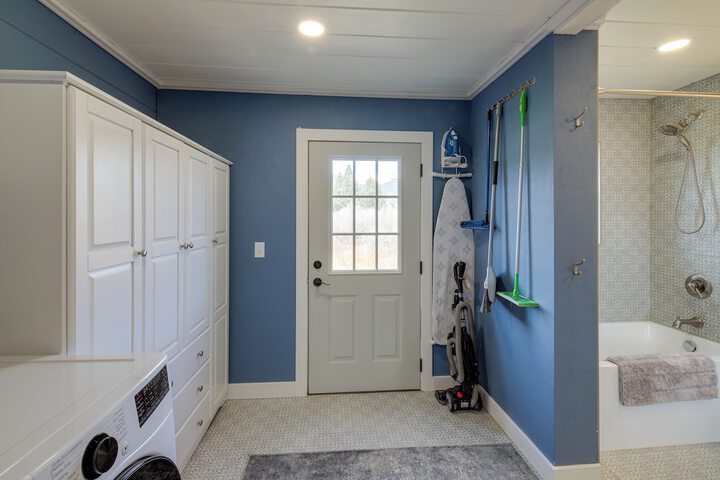 Pet-friendly Victor Home w / Fire Pit & Large Yard!