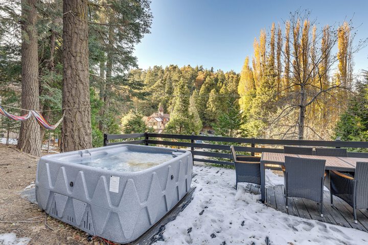 Lake Arrowhead Hideaway w / Deck & Hot Tub