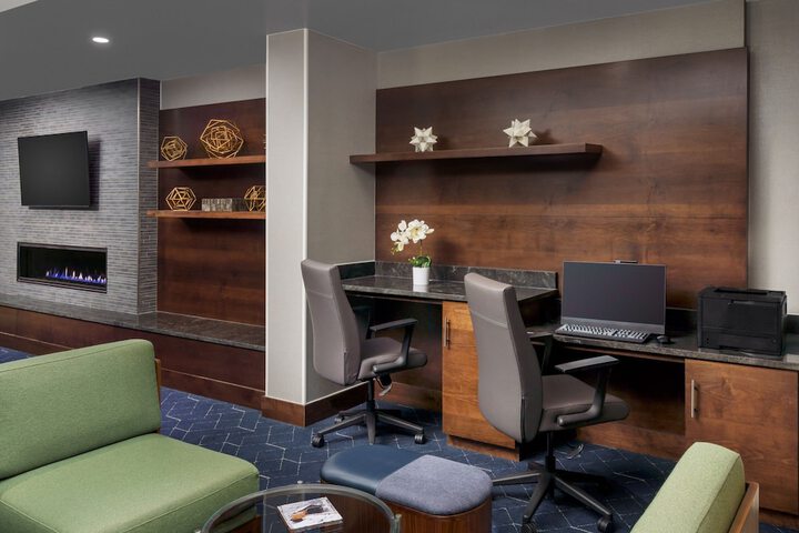 Courtyard by Marriott Manchester - Boston Regional Airport