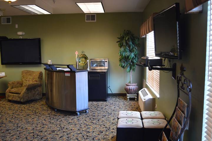 Lounge 37 of 47
