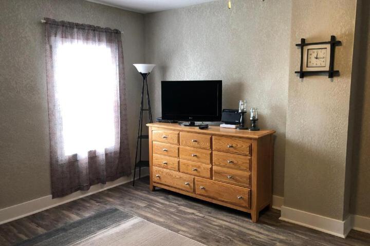Spacious Rustic Downtown Market St. 1 Bedroom Apt Sleeps Up to 5, Steps to Honeywell & Eagles Theatre