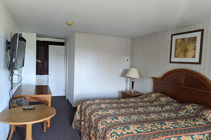 Room 5 of 8