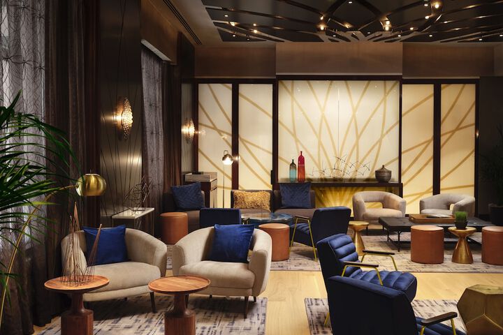Lounge 53 of 62