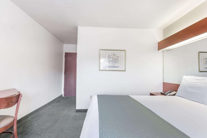 Room 10 of 20