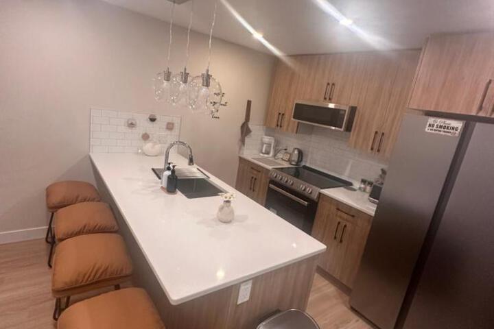 Victorias Family Oceanside Retreat brand new 2br basement
