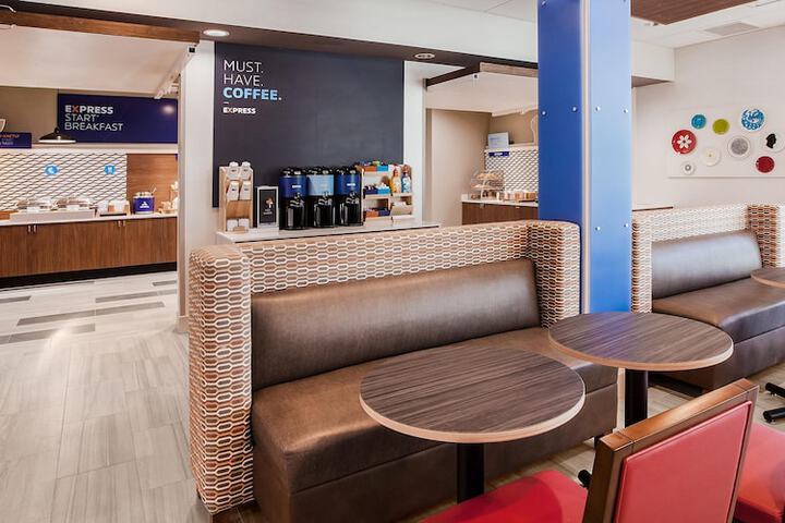 Holiday Inn Express & Suites Elkhorn - Lake Geneva Area by IHG