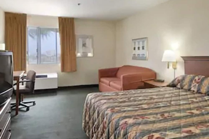 Room 10 of 38