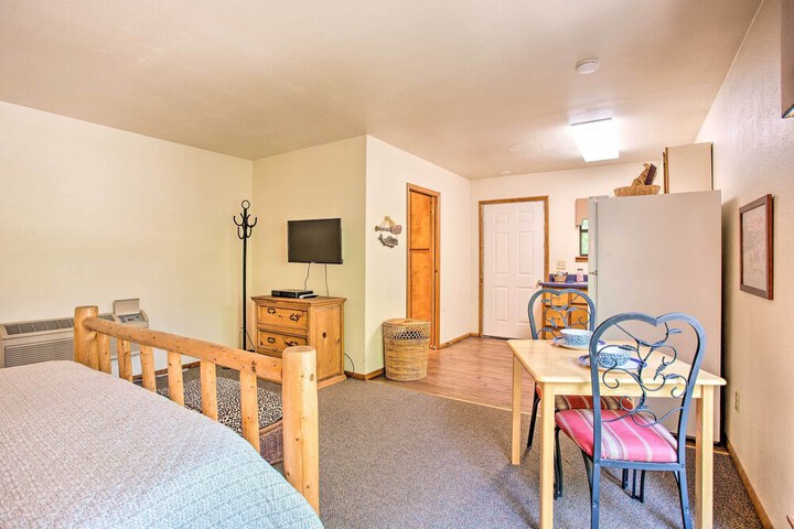 Bright Davis Escape w / Screened-in Porch!