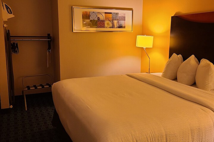 Room 33 of 42
