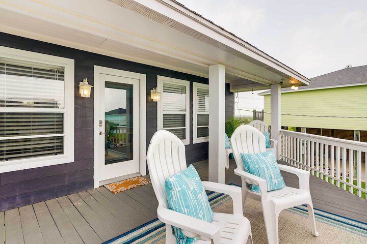 Walk to Shore: Home w / Deck in Crystal Beach!
