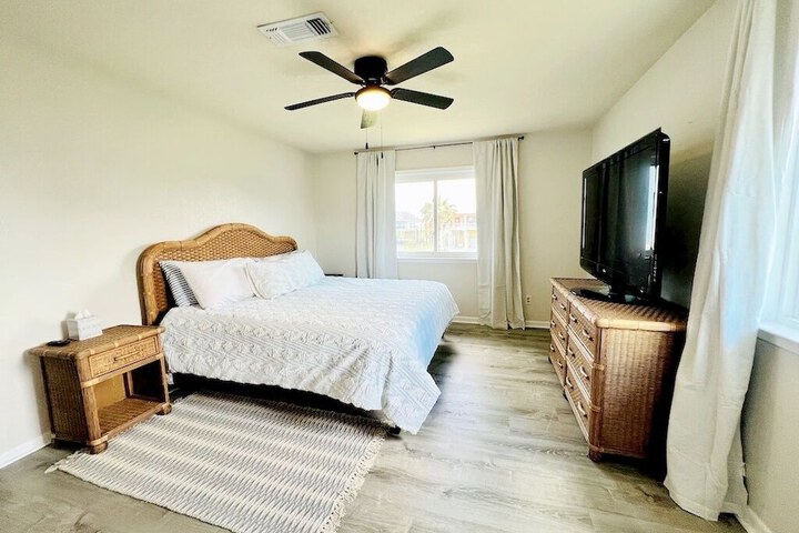 Nashs Landing 3 Bedroom Home by RedAwning