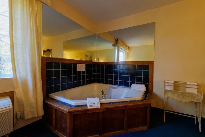 Hot Tub 103 of 111