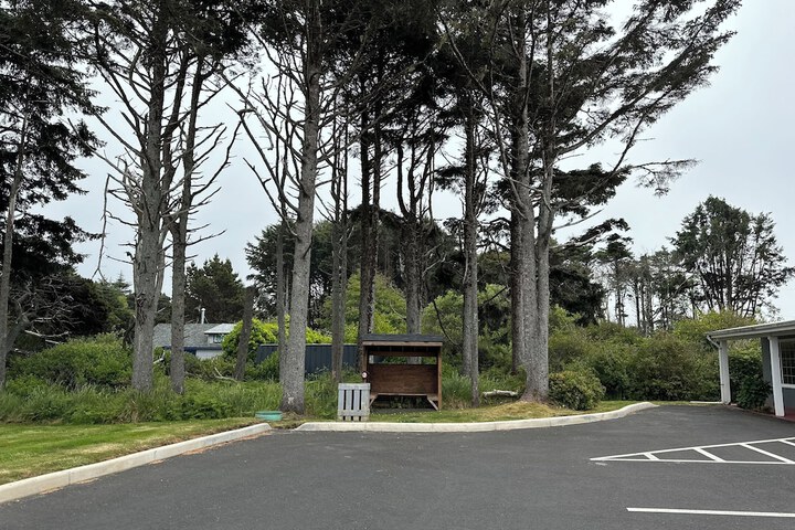 Tillicum Beach Motel (Deanes Oceanfront Lodge)