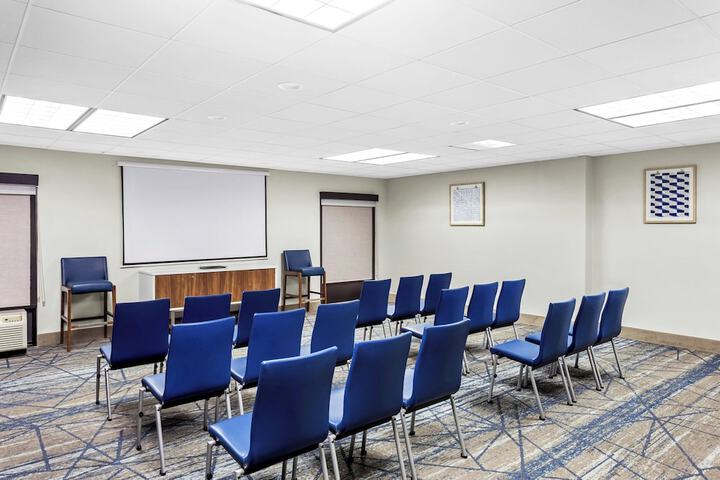 Holiday Inn Express Suites Charleston by IHG