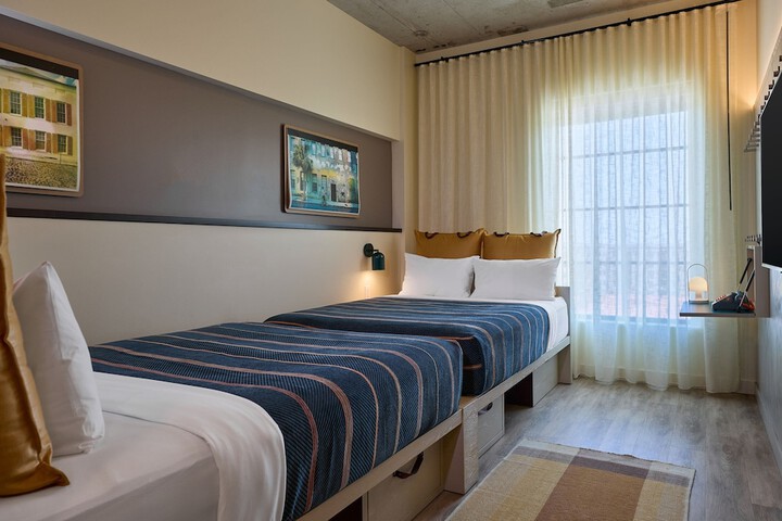 Room 16 of 42