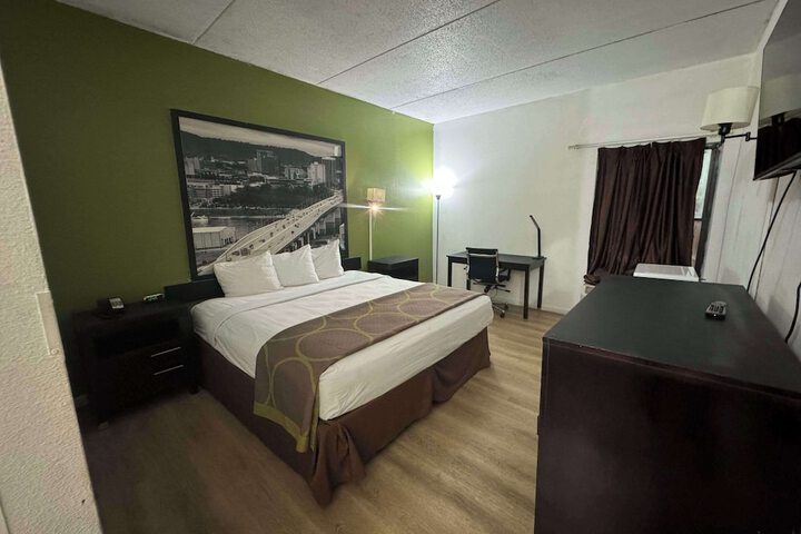 Room 16 of 28